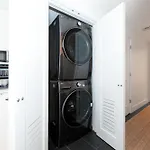 Apartment Newly Renovated 2br W Backyard *