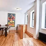 Heritage Residence Family Dream Duplex & Backyard