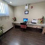Travelodge By Wyndham Queens Hotel 3*