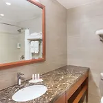 Hotel Ramada By Wyndham Flushing Queens 3*