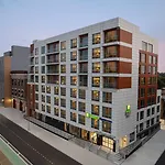 Holiday Inn Express & Suites Woodside Laguardia Airport