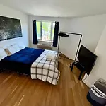 1 Bedroom With Sleeping In Living Williamburg *