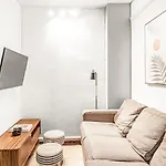 2 Bedroom Apartment In Midtown Manhattan - Near Nyc Icons!