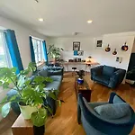 1 Bedroom With Sleeping In Living Williamburg *