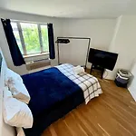 1 Bedroom With Sleeping In Living Williamburg
