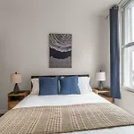 Excellent Location - 3 Bedroom Apartment In Midtown Manhattan!