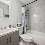 Cozy Two Bedroom In Brooklyn Holiday home