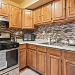 Cozy Two Bedroom In Brooklyn