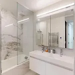 Sleek Two Bedroom In Manhattan *