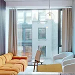 Sleek Two Bedroom In Manhattan