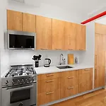 Beautifully Renovated Studio In Prime Manhattan