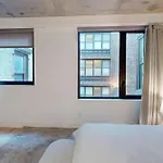 Sleek Two Bedroom In Manhattan