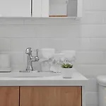 Beautifully Renovated 1 Bedroom In Prime Manhattan Apartment