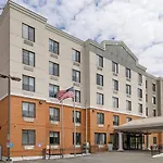 Country & By Radisson, Staten Island 3*