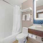 Hotel Country & By Radisson, Staten Island