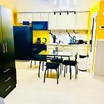 Large 3-bedrooms/2-bath Apt, One Block To Train Homestay