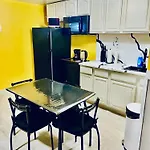 Homestay Large 3-bedrooms/2-bath Apt, One Block To Train New York