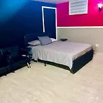 Large 3-bedrooms/2-bath Apt, One Block To Train Homestay