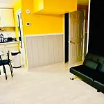 Homestay Large 3-bedrooms/2-bath Apt, One Block To Train *