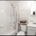 Large 3-bedrooms/2-bath Apt, One Block To Train Homestay New York