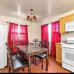 Homestay Large 3-bedrooms/2-bath Apt, One Block To Train New York