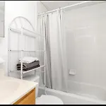Homestay Large 3-bedrooms/2-bath Apt, One Block To Train New York
