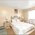 Homestay Large 3-bedrooms/2-bath Apt, One Block To Train New York
