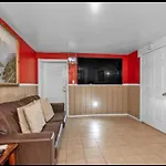 Homestay Large 3-bedrooms/2-bath Apt, One Block To Train *