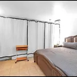 Large 3-bedrooms/2-bath Apt, One Block To Train Homestay