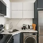 78-4B New Quality 1Br W&D In Unit Skylights