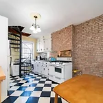 Charming 3-Bedroom Apartment In Midtown West