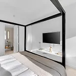 Lavish Two-story Retreat In The Heart Of Manhattan Apartment *