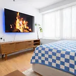 Modern Studio With Private Bathroom And Kitchen