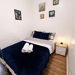 Next To Manhattan 2 Bedrooms - Subway 20 Steps, Manhattan 1 Stop Apartment New York