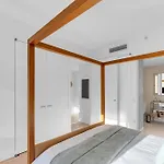 Apartment Lavish Two-story Retreat In The Heart Of Manhattan New York