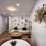 Next To Manhattan 2 Bedrooms - Subway 20 Steps, Manhattan 1 Stop Apartment *