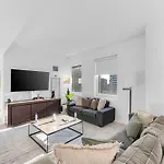 Apartment Lavish Two-story Retreat In The Heart Of Manhattan