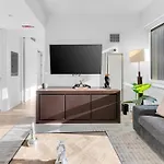 Lavish Two-story Retreat In The Heart Of Manhattan New York