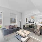 Lavish Two-story Retreat In The Heart Of Manhattan New York
