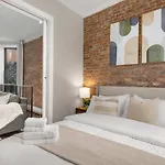 Apartment Sophisticated In Vibrant Manhattan