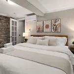 Apartment Sophisticated In Vibrant Manhattan