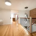 Modern Townhouse In Historic Harlem Holiday home
