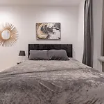 Modern City Hideaway With 1Br & Balcony