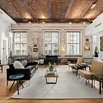 Sun-Filled Luxury Historic 2 Bedrooms Apto