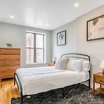 Pent House On Bruckner New Luxe 2br 2ba King Bed Fast Wi-fi 15 Mins To Times Square New York