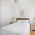 Sun-Filled Brownstone Apt In Prime Chelsea