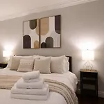 Hip Nyc Hideaway In Lively East Village