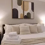 Hip Nyc Hideaway In Lively East Village