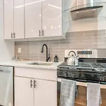 Pent House On Bruckner New Luxe 2br 2ba King Bed Fast Wi-fi 15 Mins To Times Square New York