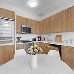 Beautifully Renovated 1 Bedroom In Prime Manhattan Apartment